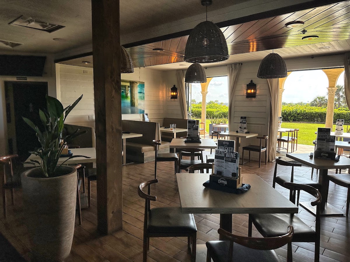 Benny's On the Beach - Oceanwalk